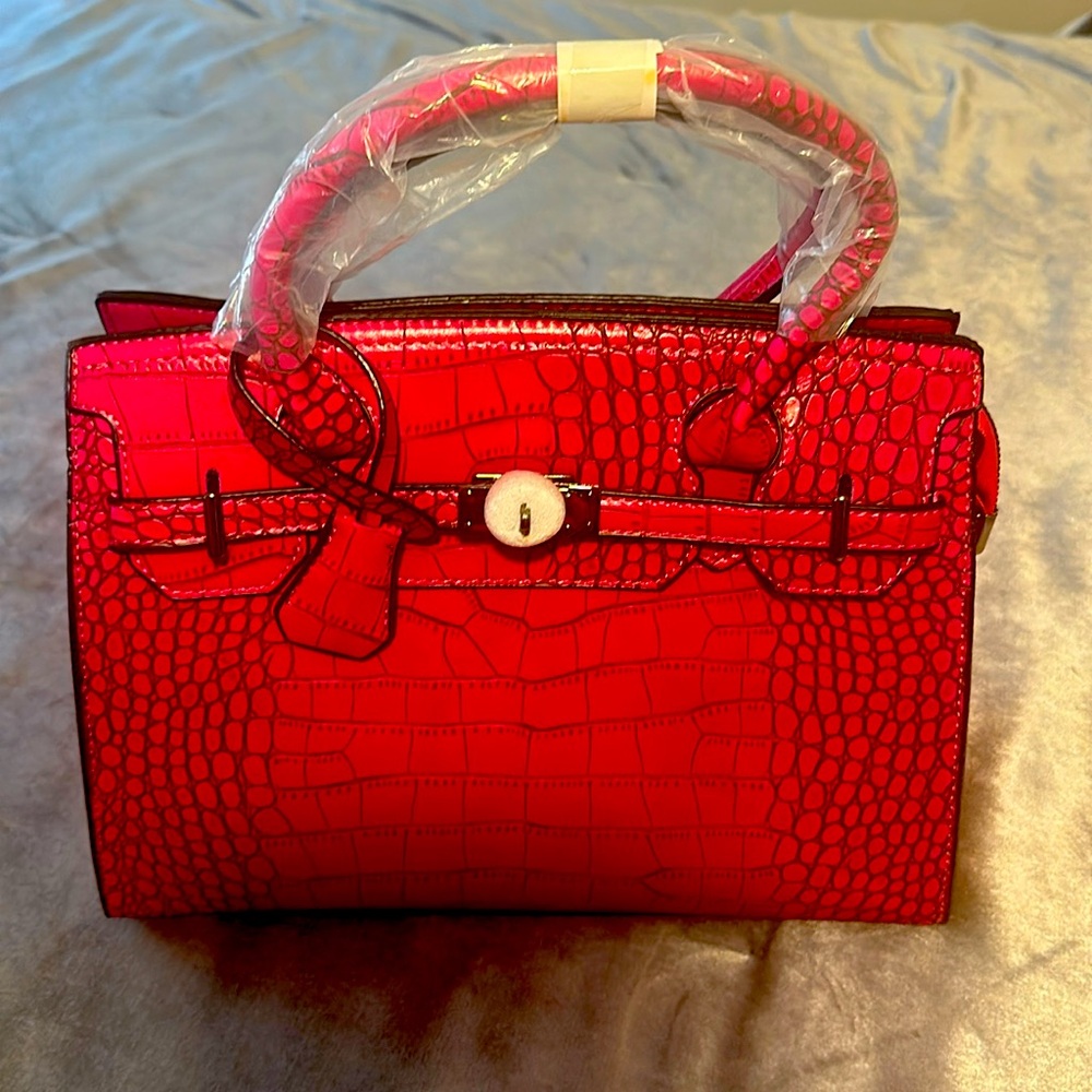 New hot pink handbag in excellent condition.